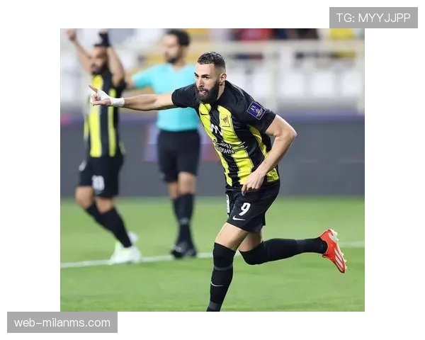 为什么说本泽马是最聪明的前锋？无球与串联的极致体现