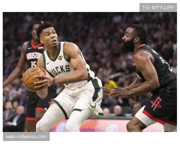 扬尼斯挡拆制造错位效率提升明显拉开雄鹿进攻空间